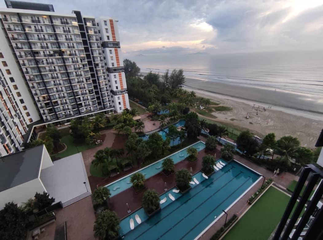 Timurbay Seafront Holiday Pool & Seaview Kuantan Exterior photo